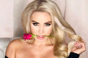 Bikinili fotoğraflarını satarak ayda 283 bin TL kazandı