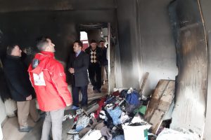 Evi yanan aileye Kızılay sahip &ccedil;ıktı