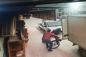 Bursa'da marketten &ccedil;ıkan adamla kaldırımda seyreden bisikletli b&ouml;yle &ccedil;arpıştı