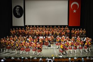 Bursa Nil&uuml;fer Kadın Korosu'nun konserine yoğun ilgi