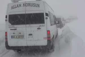 Zincirsiz yola &ccedil;ıkan s&uuml;r&uuml;c&uuml;ler zor anlar yaşadı