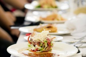İş yerinde &ccedil;ıkan yemek yetersiz ya da k&ouml;t&uuml; olduğu i&ccedil;in &ccedil;alışan işten ayrılabilir mi?