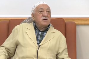 FET&Ouml; elebaşı G&uuml;len'den 'geriye &ccedil;ekiliyor gibi yapın' talimatı
