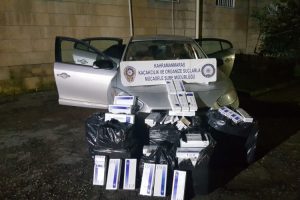 Polisten ka&ccedil;an otomobilden ka&ccedil;ak sigara &ccedil;ıktı
