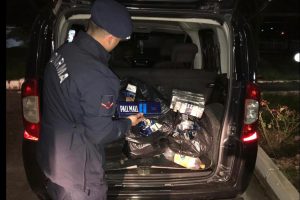 Jandarmanın takip ettiği ara&ccedil;tan ka&ccedil;ak sigara &ccedil;ıktı