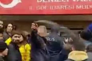 Biber gazı sıkan polis g&ouml;revden uzaklaştırıldı