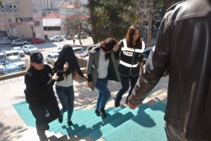 &Ccedil;alınan altınların bedelini &ouml;deyerek serbest kaldılar
