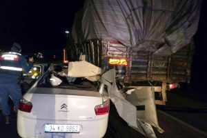 TIR'a arkadan &ccedil;arpan otomobildeki 2 Afgan &ouml;ld&uuml;, 1 İranlı yaralandı