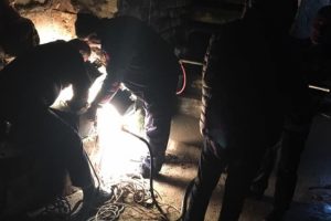 Kuyuya d&uuml;şen k&ouml;peği itfaiye kurtardı