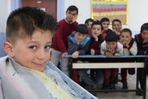'Tıraşsız k&ouml;y &ccedil;ocuğu kalmasın' diye yola &ccedil;ıktı