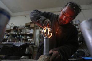 İsrail'in gaz bombaları Filistinli Hilu'nun elinde sanat eserine d&ouml;n&uuml;ş&uuml;yor