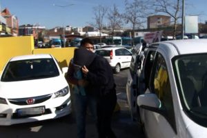 Okul servisiyle makas atan maganda yakalandı