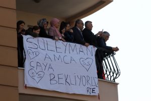 Bakan Soylu, o pankartı g&ouml;r&uuml;nce ziyarete gitti
