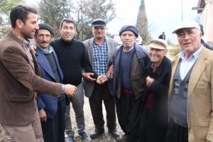 Başkan adayı &uuml;ş&uuml;yen yaşlı adama paltosunu hediye etti