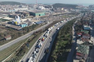 Kağıt y&uuml;kl&uuml; TIR yandı, TEM'de 6 kilometrelik kuyruk oluştu