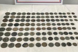 Roma d&ouml;nemine ait 115 tarihi sikke ile 2 bı&ccedil;ak ele ge&ccedil;irildi