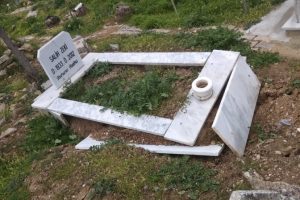 Toprak kayması mezarlara zarar verdi