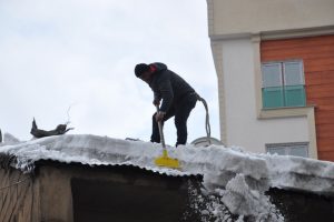 &Ccedil;atılarda biriken karlar ekmek kapısı oluyor