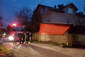 Alevleri yangın t&uuml;p&uuml;yle s&ouml;nd&uuml;rd&uuml;