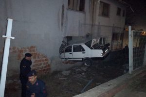Bursa'da otomobil eve daldı!