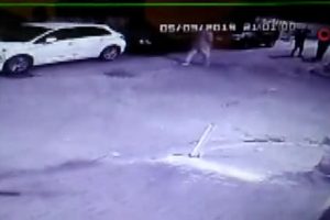 Sokak ortasında silahlı kavga! O anlar b&ouml;yle kaydedildi
