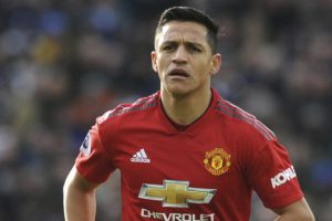 Alexis Sanchez en az bir ay oynayamayacak