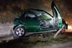 Hafriyat kamyonunun &ccedil;arptığı otomobil takla attı