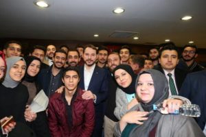 Bakan Albayrak gen&ccedil;lerle bir araya geldi