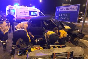 İki otomobil &ccedil;arpıştı! Yaralılar var