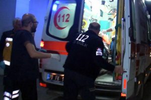 Korkun&ccedil; olay! Eşinin g&ouml;zleri &ouml;n&uuml;nde bı&ccedil;aklandı