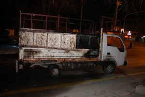 Sigara izmariti kamyoneti tutuşturdu