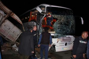 Yolcu otob&uuml;s&uuml; tıra &ccedil;arptı: 20 yaralı