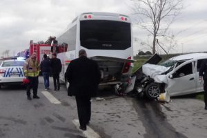 Emniyet şeridindeki minib&uuml;se arkadan &ccedil;arptı!
