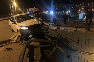 Bursa'da virajı alamadı, bariyerlere saplandı