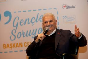Binali Yıldırım gen&ccedil;lerle buluştu