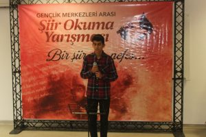 Gen&ccedil;ler şiirler ile yarıştı