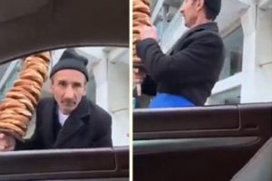 Simit&ccedil;inin elinde kalan b&uuml;t&uuml;n simitleri alan o iş adamı ortaya &ccedil;ıktı