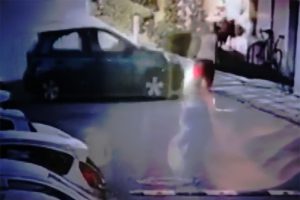 &Ccedil;arptığı kadınla sitenin bah&ccedil;esine u&ccedil;tu