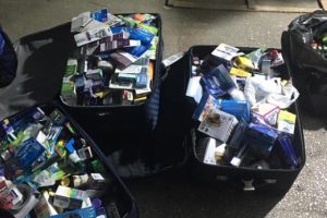 98 bin adet! Cinsel i&ccedil;erikli hapları gergedan maketine koyup...