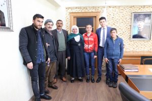 Tek ayakkabılı şampiyon Emine memleketi Varto'da
