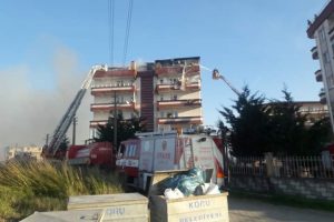 Yalova'da korkutan yangın! 2 daire k&uuml;l oldu