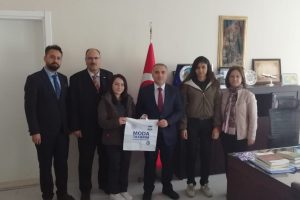 &Ouml;ğrenciler, kendi elleriyle yaptıkları bez &ccedil;antaları dağıttı