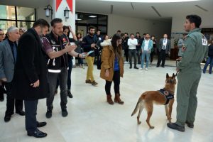 Bursa'da &uuml;niversitelilere narkotik k&ouml;pekleri ile uyuşturucu semineri