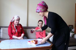 Engelli komşusu ile kızına evini a&ccedil;tı