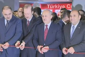 Bakan Turhan kopilot aracı kullandı