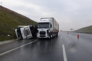Beykoz'da kumaş y&uuml;kl&uuml; TIR devrildi