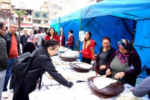 Anneler okul bah&ccedil;esi i&ccedil;in kolları sıvadı