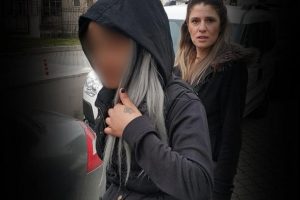 Gen&ccedil; kızın &ccedil;antasından 2 adet ruhsatsız tabanca &ccedil;ıktı