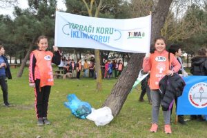 &Ouml;ğrenciler temiz &ccedil;evreye dikkat &ccedil;ekmek i&ccedil;in &ccedil;&ouml;p topladı
