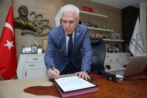 Bursa B&uuml;y&uuml;kşehir Belediye Başkan Adayı Bozbey Yerel Y&ouml;netim Şeffaflık Taahh&uuml;tnamesi'ni imzaladı